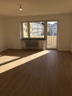 SONNIGE TOLL GESCHNITTENE 2-ZIMMER -WOHNUNG MIT GROßER KÜCHE UND SÜDBALKON