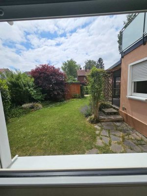 Geschmackvolle, 4-Zimmer-Terrassenwohnung mit Garten in Forstinning