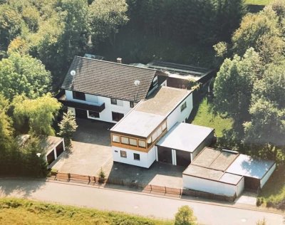 Wohnhaus mit Lager, PV + 4 Garagen auf 3.000 m² Grundstück