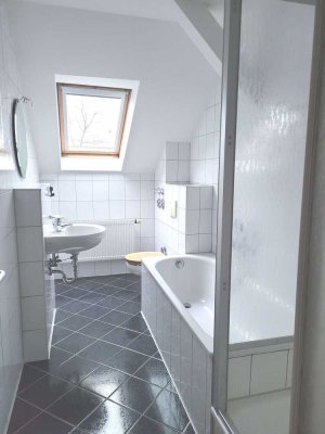 ***SELBSTNUTZUNG MÖGLICH - SEHR GEPFLEGTE, SONNIGE 3 Zi-DACHGESCHOSSWOHNUNG IN RUHIGER LAGE ***