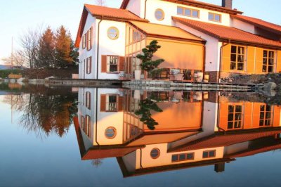 Bieterverfahren! Exklusive Architekten-Villa mit eigenem Schwimmteich und Baugrundstück!