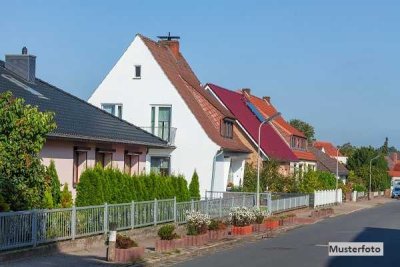 Einfamilienhaus mit Anbau und Garage - ein Fall für den Heimwerker!