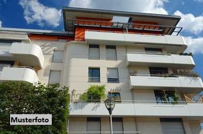 Dreifamilienhaus nebst 5 Garagen