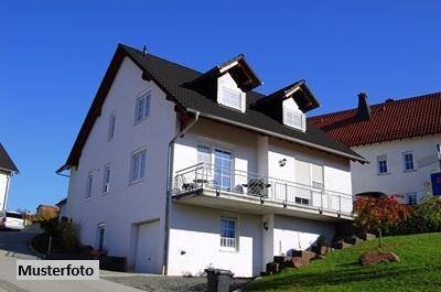 Gepflegtes Zweifamilienhaus mit Schwimmteich und exklusivem Wellnessbereich