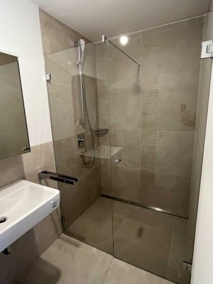 Erstbezug nach Sanierung: Charmante 2-Zi.-Wohnung mit 2 Balkone und Wohnküche