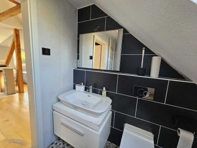 � Stilvolle Dachgeschosswohnung mit Gartenblick in ruhiger Lage – teilmöbliert