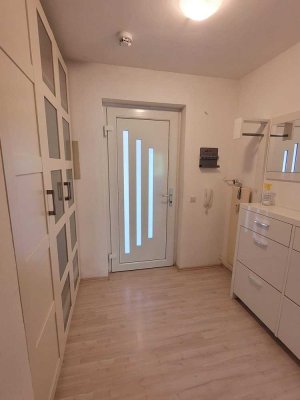 Praktische 1,5-Zimmer-Wohnung möbliert mit Balkon und Garage im Westen von Regensburg