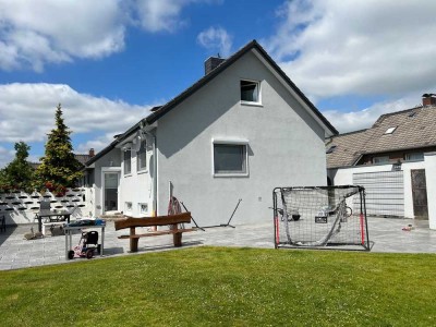 SANIERTES EINFAMILIENHAUS IM STAFFELGESCHOSS BUNGALOWSTIL MIT GUTER AUFTEILUNG! RUHIGE WOHNLAGE!