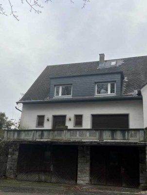 Schöne, renovierungsbedürftige DHH mit Garagen und kleinem Garten in Königstein-Mammols