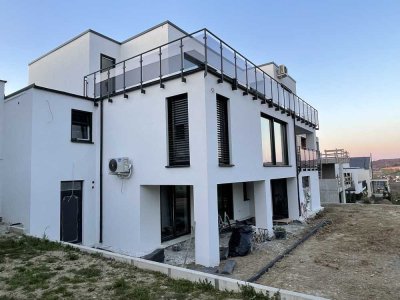 Moderne Neubau-Penthouse-Wohnung mit großer Terrasse, Smart Home, Glasfaser und Garage.