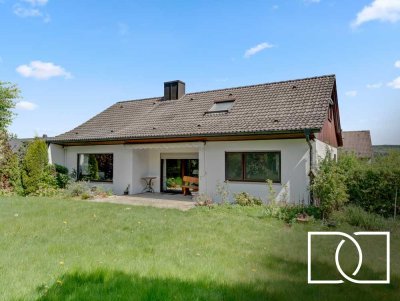 Zentrale Lage! Einfamilienhaus mit traumhaftem Grundstück und ELW in Aichig