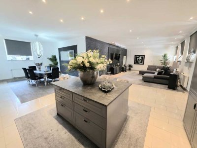 IK| Möblierte Designerwohnung mit einem Schlafzimmer und Ankleide – sofort bezugsfertig