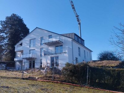 RESERVIERT: Neubau-ETW mit großem Balkon, dachhohem Wohnraum u Aufzug u Tiefgarage