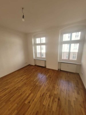 Gutenbergstr. helle 2-Zi-Altbau-Whg. mit EBK und Balkon im 1. OG per SOFORT zu VERMIETEN