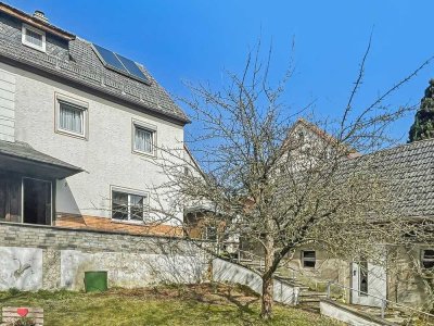 Charmante Doppelhaushälfte mit Nebengebäuden und Potential in Sonnefeld