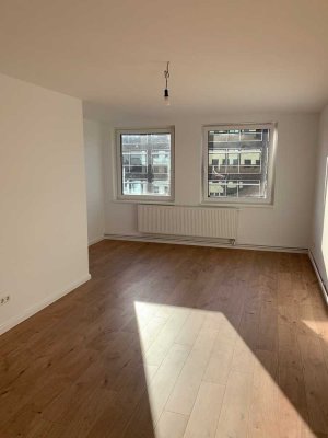 Sehr zentrale, großzügige, WG geeignete 4-Zimmerwohnung