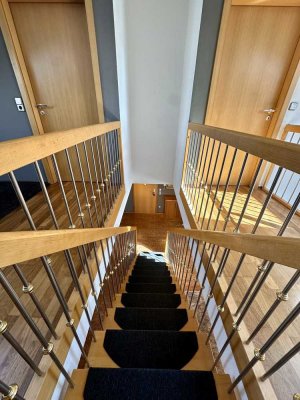 4,5 Zimmer Maisonette-Wohnung mit hervorragender Infrastruktur, teilmöbliert im Zentr. von Weinstadt