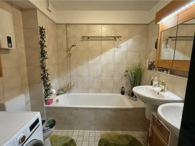 Gehobene 3,5-Zimmer-Wohnung mit Balkon und Küche