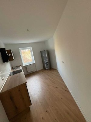 Moderne 2-Raum-Wohnung mit EBK in kernsaniertem Haus – ruhig & zentrumsnah