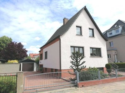 Preis VB! Familienfreundliches Einfamilienhaus mit großem Garten, Pool und Garage in ruhiger Lage!