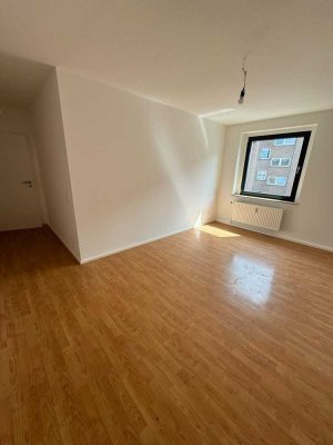 Kernsanierte 4 Zimmer Wohnung in Düsseldorf Reisholz auch als WG