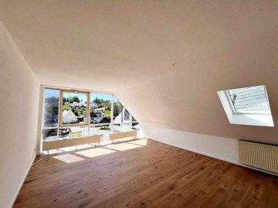 "Große & frisch renovierte 6-Raum-Dachgeschosswohnung mit Stellplatz zu vermieten"