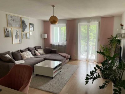 Sonnige 2 Zi Wohnung zentral gelegen, mit Lift, TG, EBK und Balkon