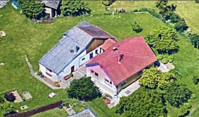 Älteres Haus mit Nebengebäude und Garage. Herrlicher Gebirgsblick