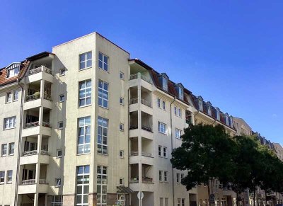 Wir sanieren diese 1-Raum-Wohnung im Erdgeschoss mit kleiner Terrasse.