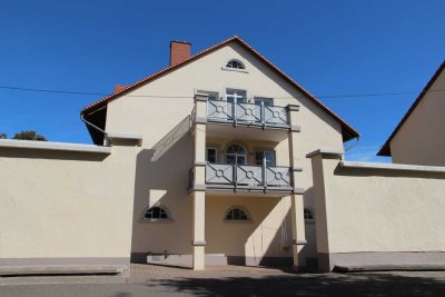 Geräumige, helle 2-Zimmer Wohnung, ca. 55m² Wfl., DG, Balkon, PKW-Stellplatz und Kellerraum