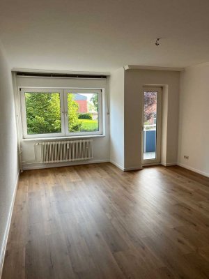 Sonnige 4 Zimmer Wohnung mit Balkon, Erstbezug nach Sanierung , Vinylboden und Küche neu!