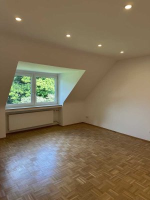 Erstbezug nach hochwertiger Sanierung – stilvolle Dachgeschosswohnung mit Loggia und Blick ins Grüne