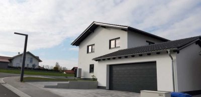 wunderschöne moderne Doppelhaushälfte (Baujahr 2022) in Garham / Hofkirchen mit kleinem Garten