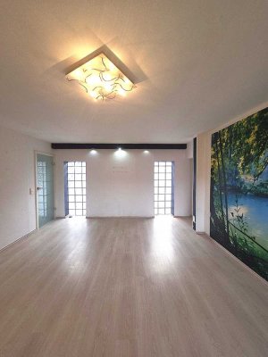 ~~ 3 ZIMMER  ETAGENWOHNUNG IM 1. OG MIT STELLPLATZ IN ZWEITER BAUREIHE ~~