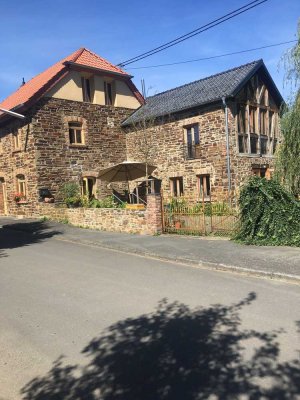 Haupthaus eines Bruchstein Anwesen in Höhenlage der Ahreifel