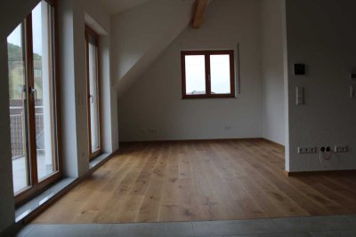 Geschmackvolle DG-Wohnung mit dreieinhalb Zimmern sowie Balkon und Einbauküche