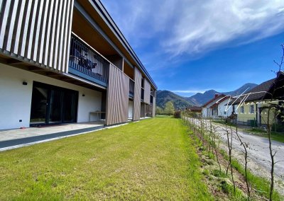Hochwertige Neubauwohnung mit Gartenidylle, 2 Carports und erstklassiger Infrastruktur.