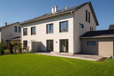 Großzügige, ausgesprochen hochwertig ausgestattete Doppelhaushälfte mit Traumgarten