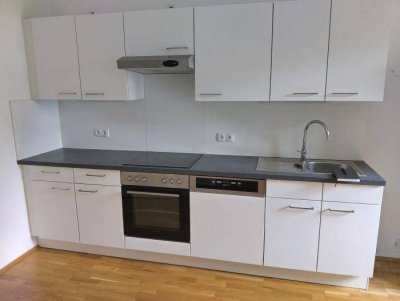Neuwertige 4 ZIMMER-Wohnung + Terrasse 24m² + extra Küche + großes Bad mit Wanne/DU/Fenster + WC!