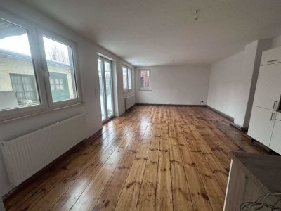 **Erstbezug- frisch renovierte 4 Zimmer Wohnung mit Garten**