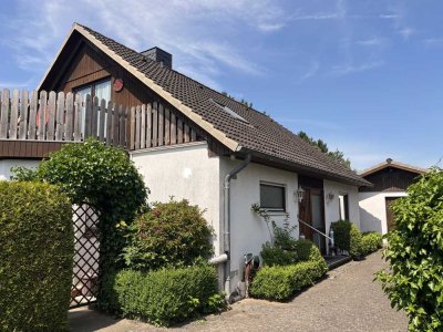 Einfamilienhaus mit 4 Zimmern, großer Garage, Gartenhaus auf eingewachsenem Grundstück