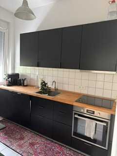 MODERNE UND MÖBLIERTE 3-ZKB HOCHPARTERRE-WOHNUNG MIT TERRASSE IN ZENTRALER INNENSTADTLAGE!