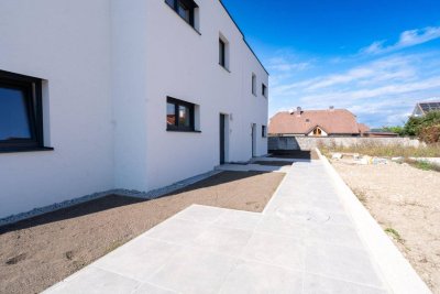 PROVISIONSFREI - Moderne Doppelhaushälfte in Pucking: 6 Zimmer, Keller, Garten &amp; 2 Garagen + 3 Außenstellplätze