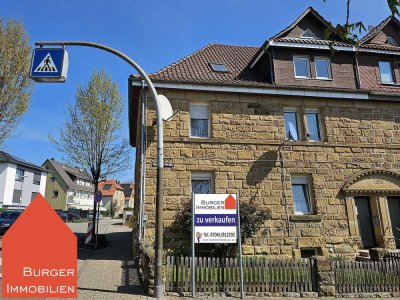 Wer Sandstein mag, wird dieses Haus lieben.  Große DHH mit Carport u. 2 Stellplätzen in ruhiger Lage