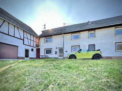 Schöne Dorf-Lage: Häuschen 
mit Scheune, Charme & Blick