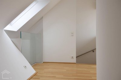 Sanierte, sonnige Maisonette-Altbauwohnung mit Balkon