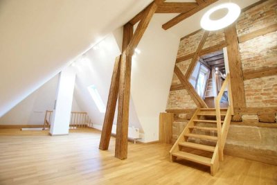 Liebevoll modernisierte Maisonettenwohnung mit historischem Flair im repräsentativen Schloss