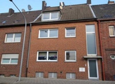 frisch renovierte, helle,  geräumige 3 Zimmer Wohnung mit Balkon