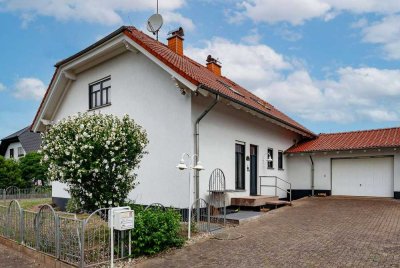 Beeindruckende Raumhöhe und optionale Einliegerwohnung. Stilvolles Architektenhaus in Grolsheim.