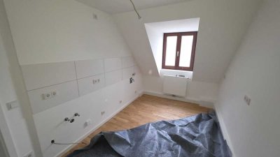 Erstbezug nach Sanierung! Zentral gelegene 4-Zimmerwohnung im Dachgeschoss (ohne Aufzug)